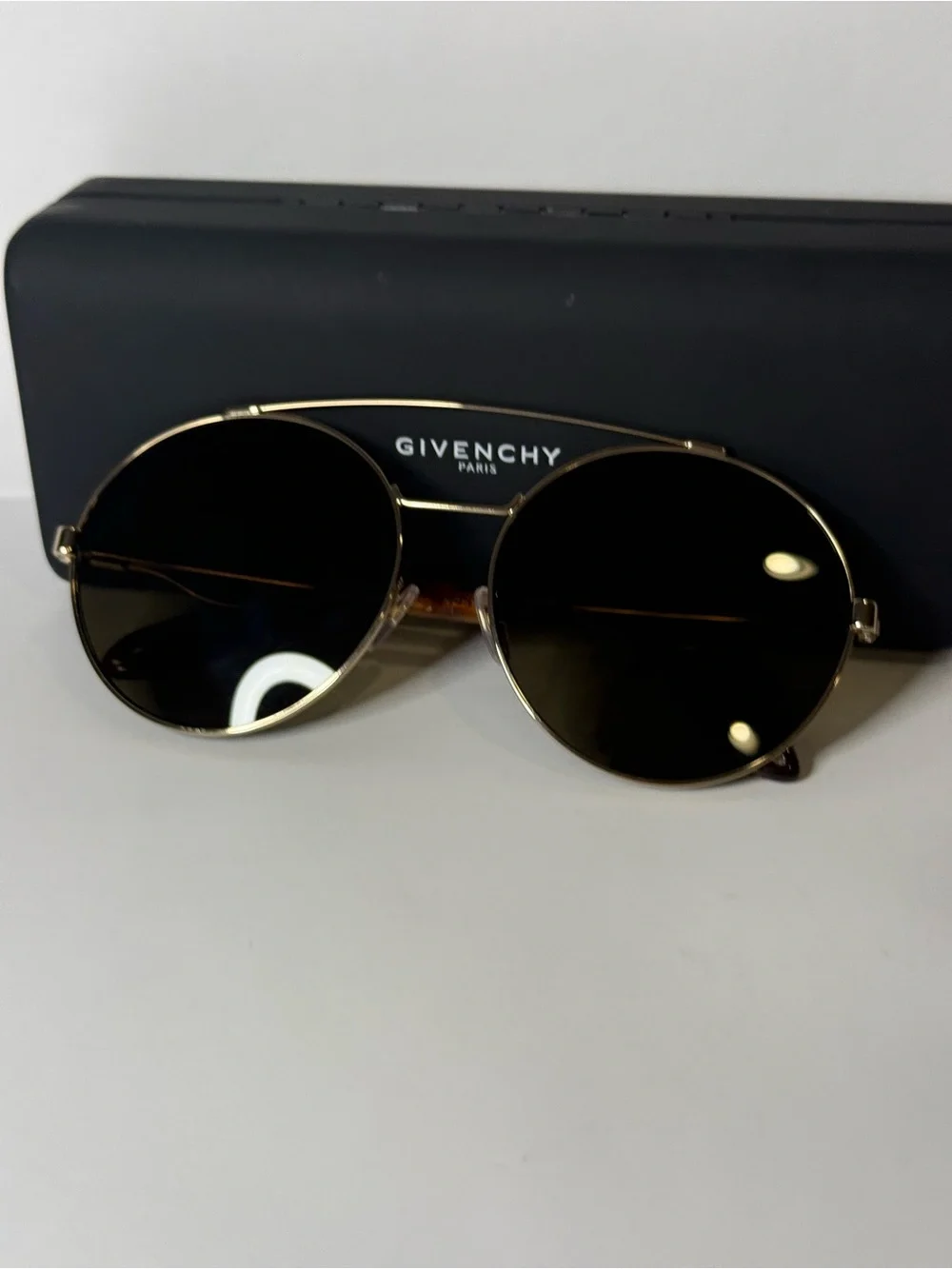 Givenchy classic round